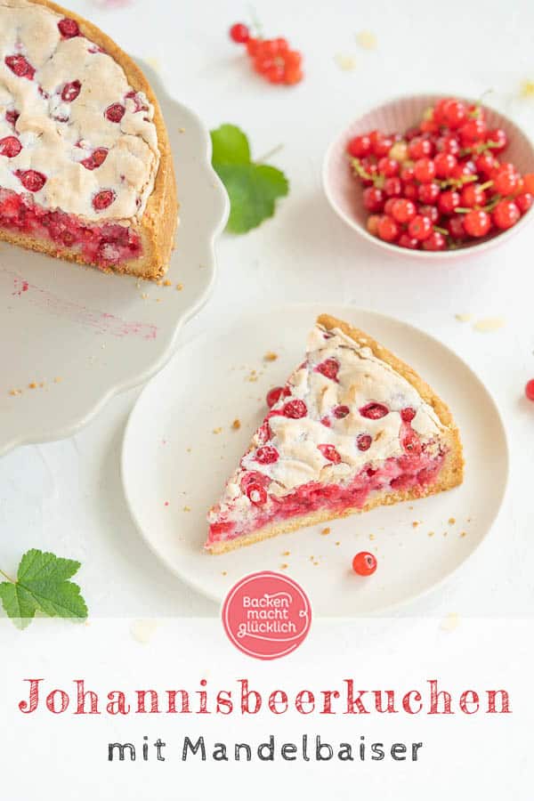 Mit diesem köstlichen Rezept für Johannisbeerkuchen mit Baiser und Mandeln kann der Sommer kommen! Der Johannisbeer-Baiser-Kuchen ist super schnell gebacken und schmeckt wunderbar süß und säuerlich zugleich. #johannisbeerkuchen #johannisbeere #baiser #sommer #beeren #träubleskuchen #backenmachtglücklich