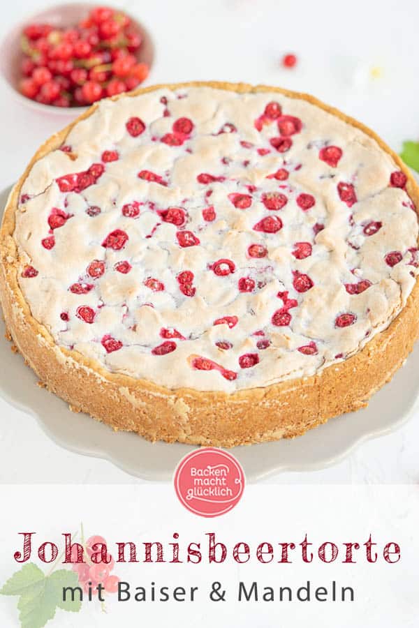 Mit diesem köstlichen Rezept für Johannisbeerkuchen mit Baiser und Mandeln kann der Sommer kommen! Der Johannisbeer-Baiser-Kuchen ist super schnell gebacken und schmeckt wunderbar süß und säuerlich zugleich. #johannisbeerkuchen #johannisbeere #baiser #sommer #beeren #träubleskuchen #backenmachtglücklich