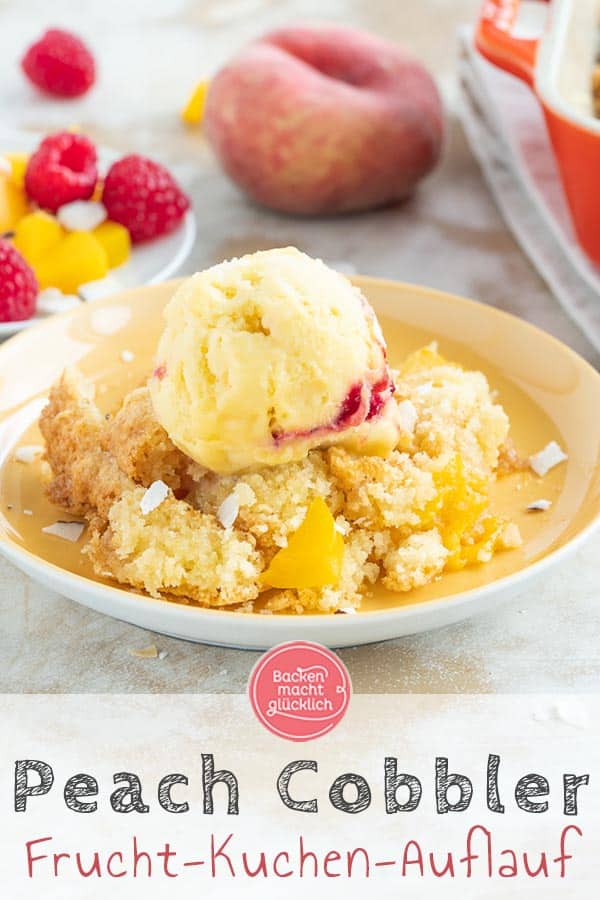 Dieser Pfirsich-Cobbler ist ein köstlicher, fruchtiger Kuchen-Obst-Auflauf aus Obst, üppiger Teigkruste und einem Hauch Karamell. Wer ein besonderes Sommer-Dessert sucht, sollte den Pfirsichschuster (Peach Cobbler) testen