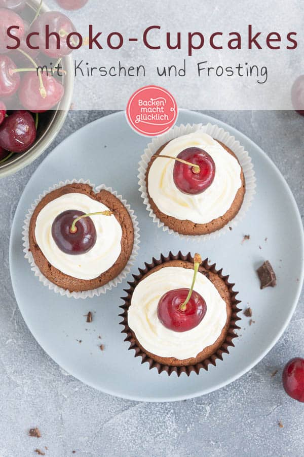 Diese leckeren Schoko-Kirsch-Cupcakes versüßen euch die Sommertage: Die Kombination aus saftigen Kirschen, fluffigem Schokomuffin und leichtem Frischkäse-Frosting ist der Hit! Das Rezept für die köstlichen Schwarzwälder-Kirsch-Cupcakes ist super einfach. #cupcakes #muffins #schoko #kirschcupcakes #schwarzwälderkirsch #backenmitkirschen #backenmachtglücklich