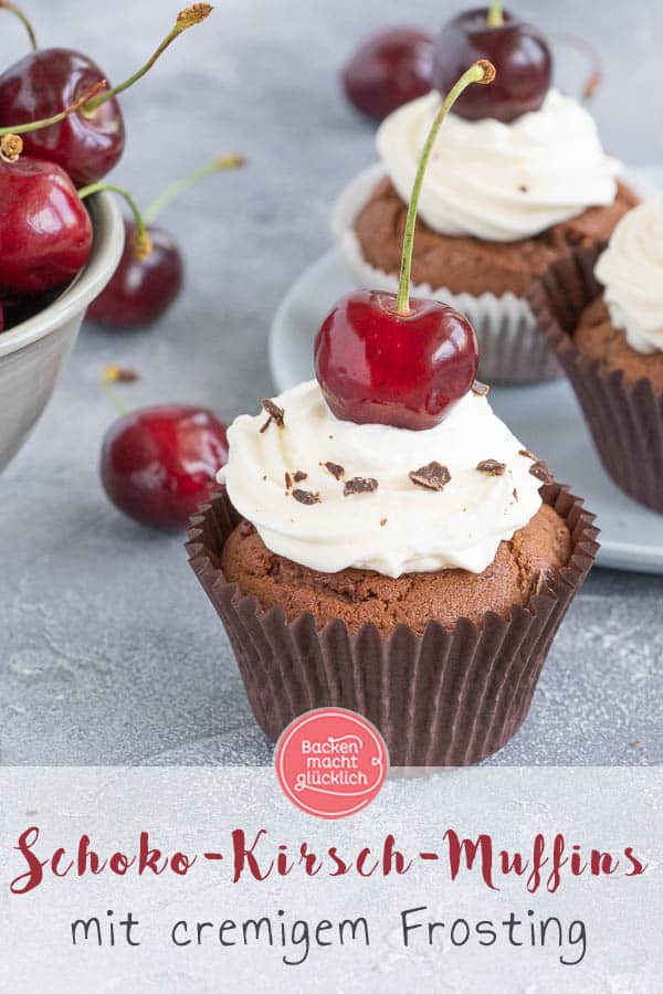 Diese leckeren Schoko-Kirsch-Cupcakes versüßen euch die Sommertage: Die Kombination aus saftigen Kirschen, fluffigem Schokomuffin und leichtem Frischkäse-Frosting ist der Hit! Das Rezept für die köstlichen Schwarzwälder-Kirsch-Cupcakes ist super einfach. #cupcakes #muffins #schoko #kirschcupcakes #schwarzwälderkirsch #backenmitkirschen #backenmachtglücklich