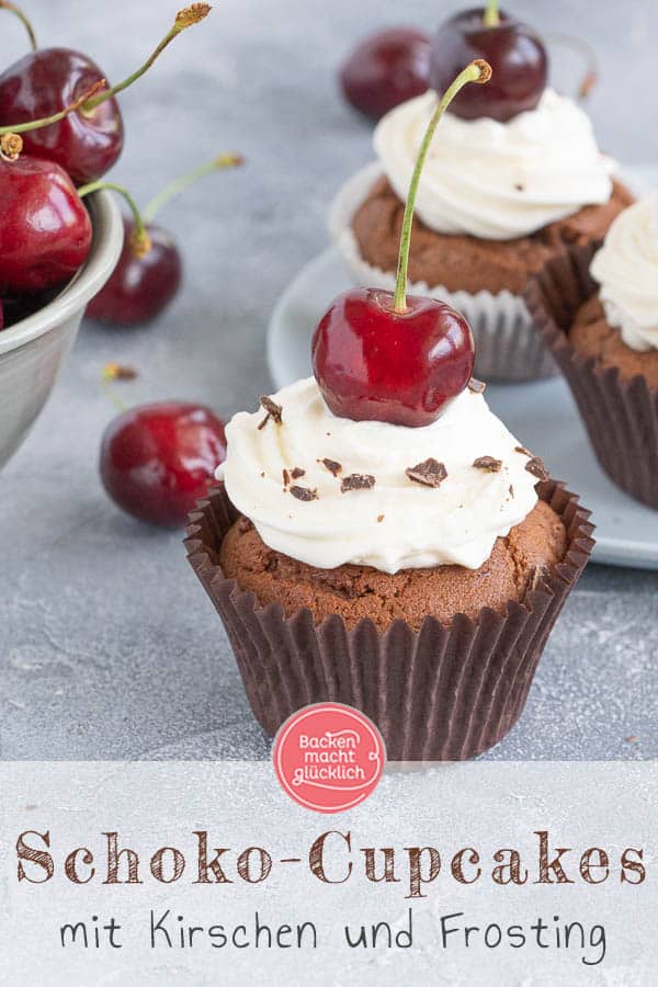 Diese leckeren Schoko-Kirsch-Cupcakes versüßen euch die Sommertage: Die Kombination aus saftigen Kirschen, fluffigem Schokomuffin und leichtem Frischkäse-Frosting ist der Hit! Das Rezept für die köstlichen Schwarzwälder-Kirsch-Cupcakes ist super einfach. #cupcakes #muffins #schoko #kirschcupcakes #schwarzwälderkirsch #backenmitkirschen #backenmachtglücklich