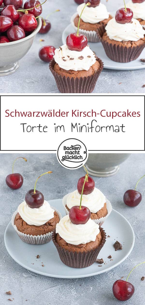 Diese leckeren Schoko-Kirsch-Cupcakes versüßen euch die Sommertage: Die Kombination aus saftigen Kirschen, fluffigem Schokomuffin und leichtem Frischkäse-Frosting ist der Hit! Das Rezept für die köstlichen Schwarzwälder-Kirsch-Cupcakes ist super einfach. #cupcakes #muffins #schoko #kirschcupcakes #schwarzwälderkirsch #backenmitkirschen #backenmachtglücklich