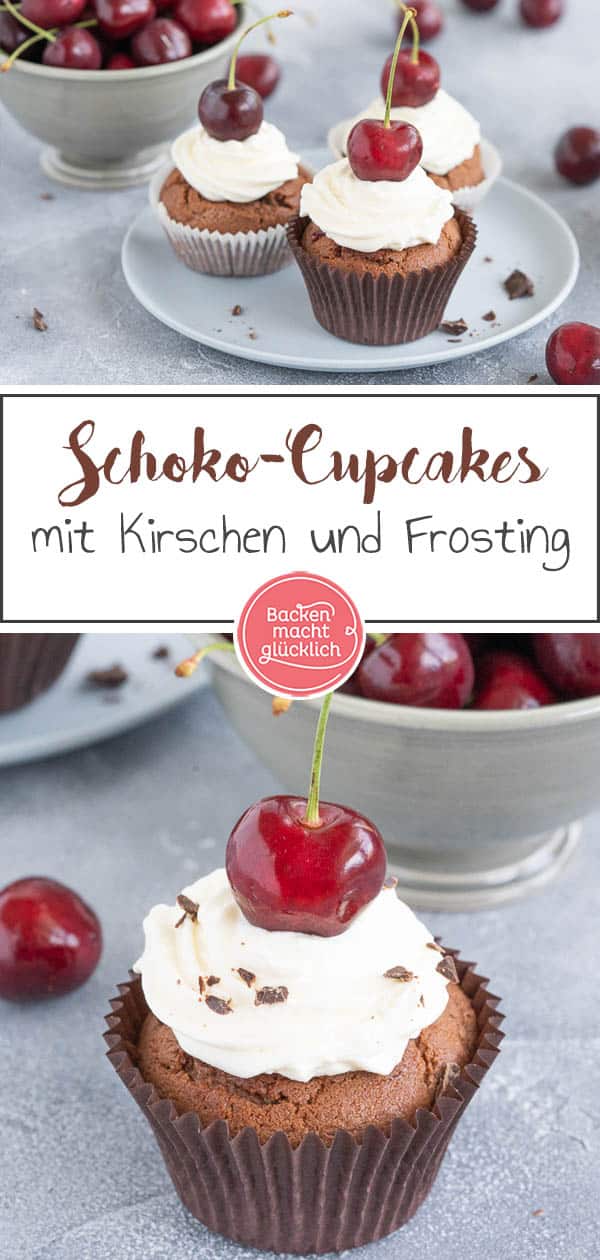 Diese leckeren Schoko-Kirsch-Cupcakes versüßen euch die Sommertage: Die Kombination aus saftigen Kirschen, fluffigem Schokomuffin und leichtem Frischkäse-Frosting ist der Hit! Das Rezept für die köstlichen Schwarzwälder-Kirsch-Cupcakes ist super einfach. #cupcakes #muffins #schoko #kirschcupcakes #schwarzwälderkirsch #backenmitkirschen #backenmachtglücklich