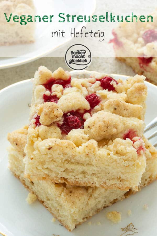 Fluffiger veganer Hefekuchen mit Streuseln – eine tolle Alternative zum Klassiker! Dass dieser geniale Streuselkuchen ohne Ei, Milch und Butter auskommt, merkt niemand. #vegan #veganbacken #streuselkuchen #streusel #backenmachtglücklich