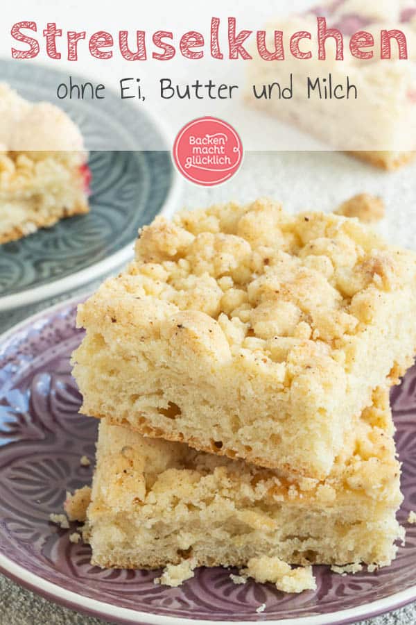 Fluffiger veganer Hefekuchen mit Streuseln – eine tolle Alternative zum Klassiker! Dass dieser geniale Streuselkuchen ohne Ei, Milch und Butter auskommt, merkt niemand. #vegan #veganbacken #streuselkuchen #streusel #backenmachtglücklich