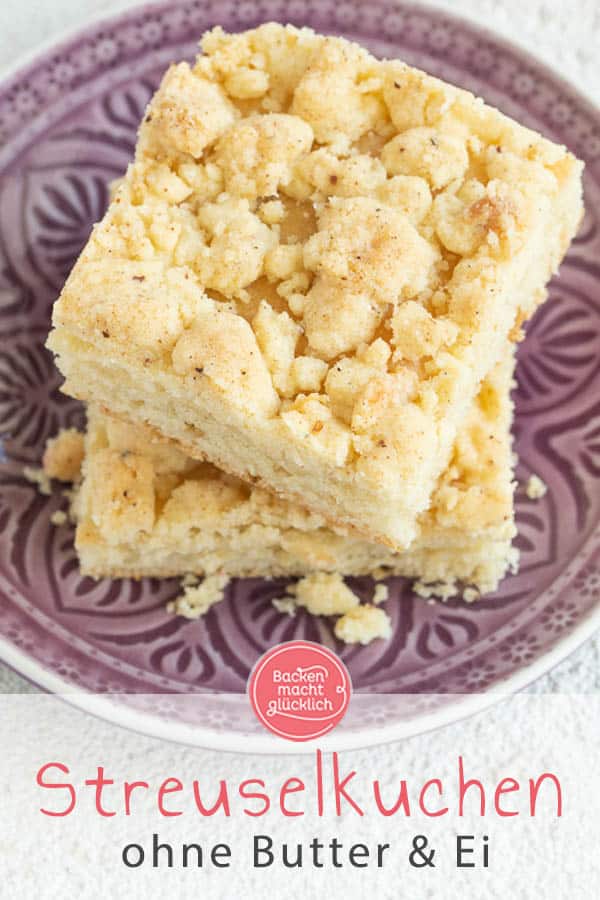 Fluffiger veganer Hefekuchen mit Streuseln – eine tolle Alternative zum Klassiker! Dass dieser geniale Streuselkuchen ohne Ei, Milch und Butter auskommt, merkt niemand. #vegan #veganbacken #streuselkuchen #streusel #backenmachtglücklich