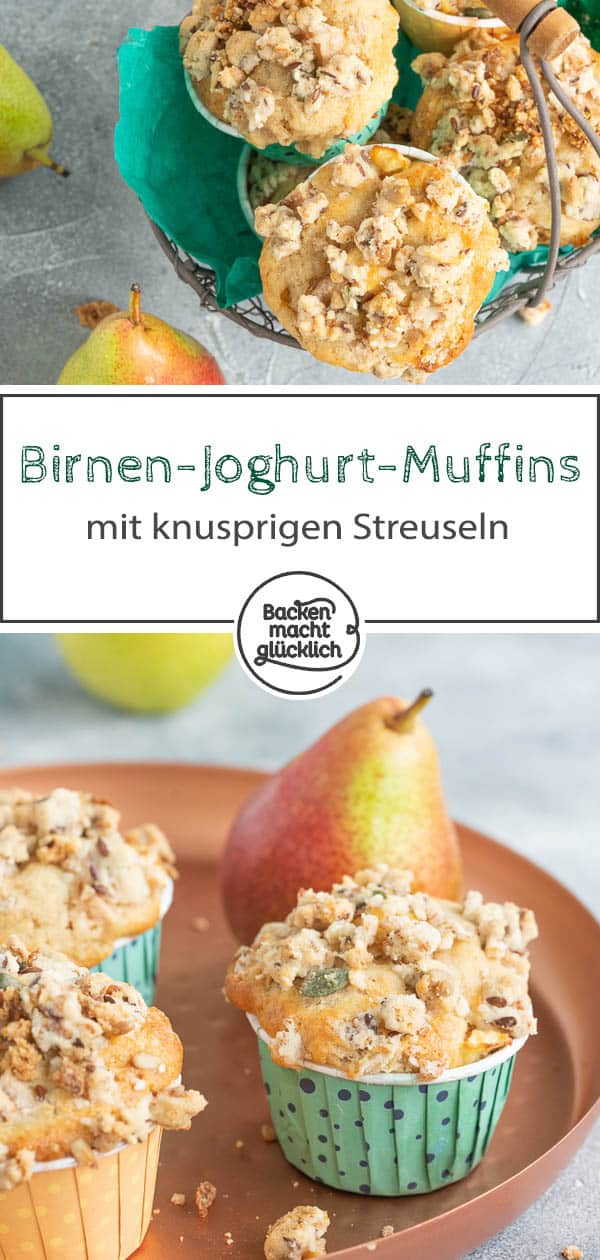 Das Rezept für Birnenmuffins mit Streuseln zählt zu meinen absoluten Lieblingen! Die fluffigen Birnen-Joghurt-Muffins machen sich nicht nur im Herbst gut, sondern schmecken das ganze Jahr über. #muffins #birne #birnenmuffins #rezeptemitbirne #backenmachtglücklich