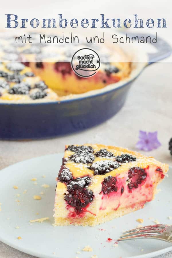 Der Brombeerkuchen mit Schmand und Mandeln ist ein köstlicher Sommergenuss. Für den Kuchen mit Brombeeren eigenen sich sowohl frische als auch Tiefkühlfrüchte. Solltet ihr unbedingt testen! #brombeerkuchen #brombeer #omasrezepte #schmand #backenmachtglücklich