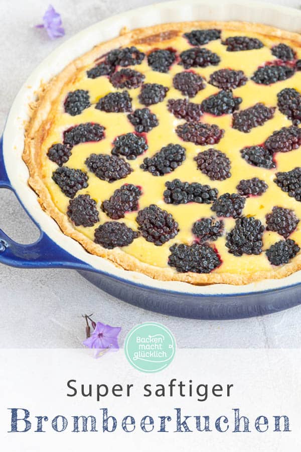 Der Brombeerkuchen mit Schmand und Mandeln ist ein köstlicher Sommergenuss. Für den Kuchen mit Brombeeren eigenen sich sowohl frische als auch Tiefkühlfrüchte. Solltet ihr unbedingt testen! #brombeerkuchen #brombeer #omasrezepte #schmand #backenmachtglücklich