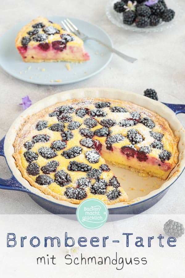 Der Brombeerkuchen mit Schmand und Mandeln ist ein köstlicher Sommergenuss. Für den Kuchen mit Brombeeren eigenen sich sowohl frische als auch Tiefkühlfrüchte. Solltet ihr unbedingt testen! #brombeerkuchen #brombeer #omasrezepte #schmand #backenmachtglücklich