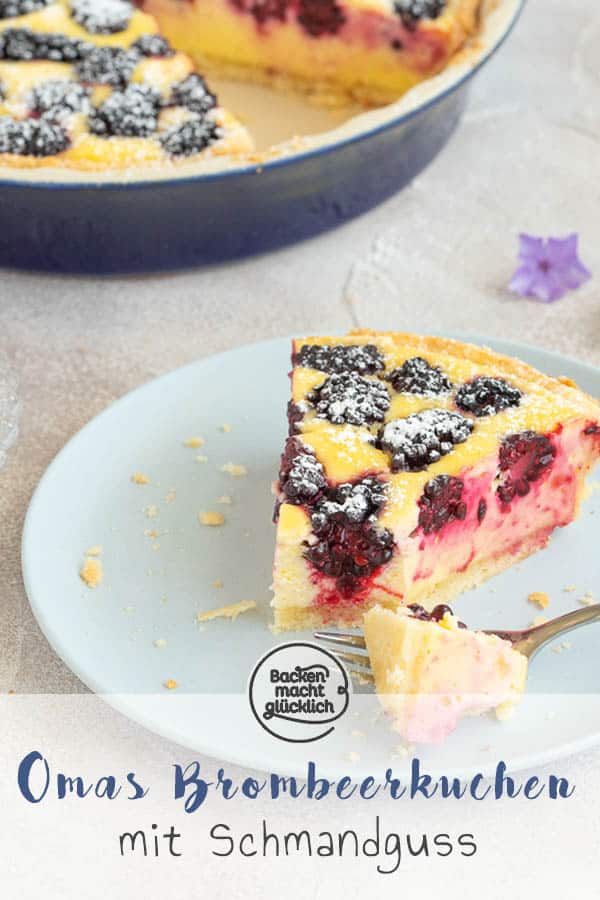 Der Brombeerkuchen mit Schmand und Mandeln ist ein köstlicher Sommergenuss. Für den Kuchen mit Brombeeren eigenen sich sowohl frische als auch Tiefkühlfrüchte. Solltet ihr unbedingt testen! #brombeerkuchen #brombeer #omasrezepte #schmand #backenmachtglücklich