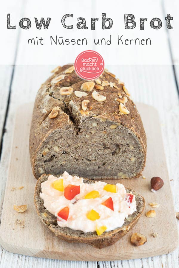 Ein wirklich einfaches Low Carb Brot mit Haselnüssen, das auch Anfängern sicher gelingt. In den Teig für das Nussbrot kommen zum Beispiel Flohsamenschalen, Haselnüsse, Walnussmehl und Sonnenblumenkerne. Schmeckt einfach nur köstlich! #brotbacken #lowcarb #glutenfrei #nussbrot #haselnussbrot #backenmachtglücklich