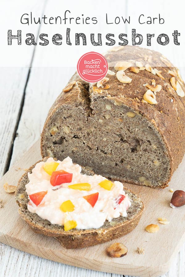 Ein wirklich einfaches Low Carb Brot mit Haselnüssen, das auch Anfängern sicher gelingt. In den Teig für das Nussbrot kommen zum Beispiel Flohsamenschalen, Haselnüsse, Walnussmehl und Sonnenblumenkerne. Schmeckt einfach nur köstlich! #brotbacken #lowcarb #glutenfrei #nussbrot #haselnussbrot #backenmachtglücklich