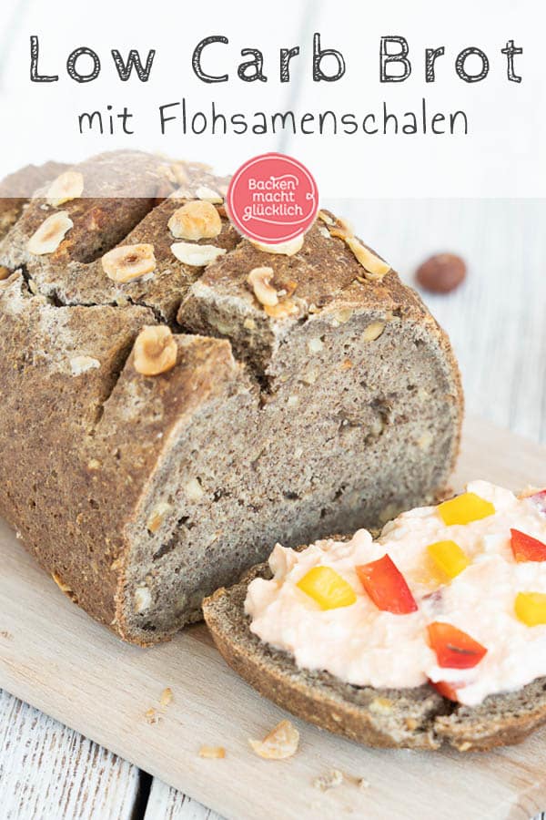 Ein wirklich einfaches Low Carb Brot mit Haselnüssen, das auch Anfängern sicher gelingt. In den Teig für das Nussbrot kommen zum Beispiel Flohsamenschalen, Haselnüsse, Walnussmehl und Sonnenblumenkerne. Schmeckt einfach nur köstlich! #brotbacken #lowcarb #glutenfrei #nussbrot #haselnussbrot #backenmachtglücklich