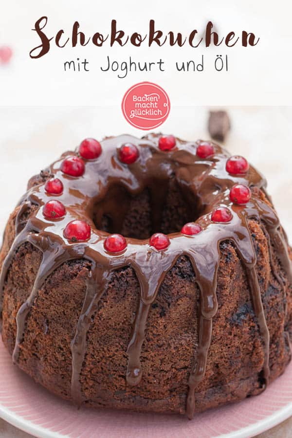 Dieser Gugelhupf Schokokuchen ist ein echter Klassiker ganz nach Omas Rezept. Verfeinert wird der Schokokuchen mit Joghurt und Öl, damit er so richtig schön fluffig und saftig wird. #schokokuchen #gugelhupf #schokojoghurtkuchen #klassiker #backenmachtglücklich