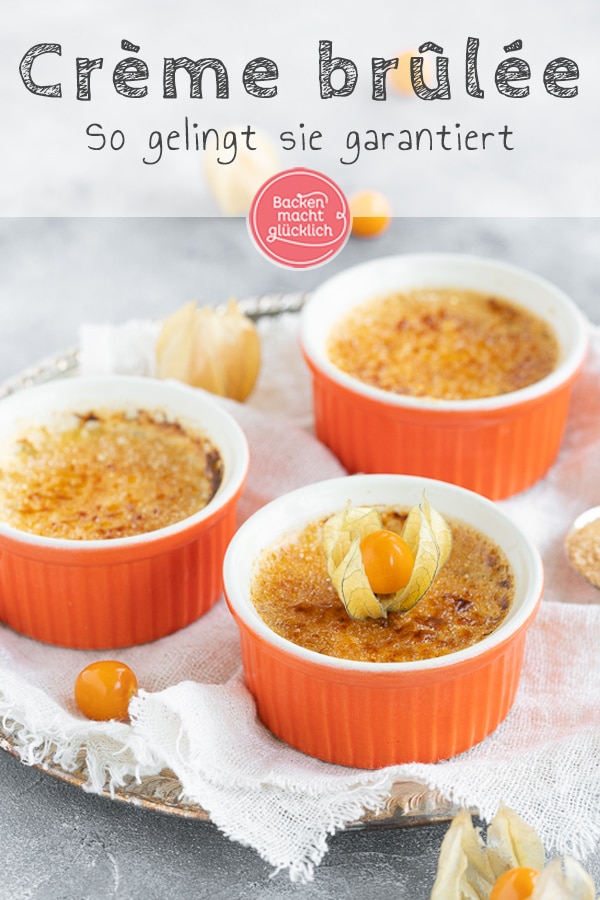 Diese köstliche Crème brûlée ist ein echter Dessert-Klassiker. Die süße Nachspeise aus Frankreich ist knusprig und cremig zugleich. #cremebrulee #dessert #nachtisch #backenmachtglücklich