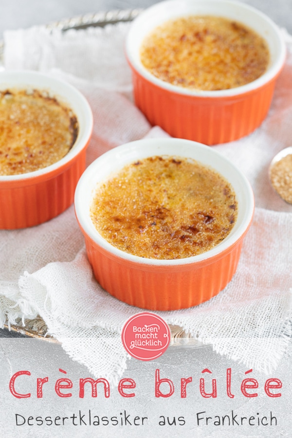 Diese köstliche Crème brûlée ist ein echter Dessert-Klassiker. Die süße Nachspeise aus Frankreich ist knusprig und cremig zugleich. #cremebrulee #dessert #nachtisch #backenmachtglücklich