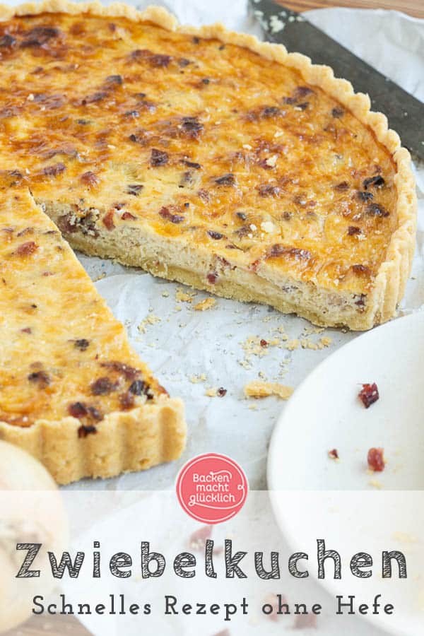 Der Zwiebelkuchen aus Mürbeteig ist super lecker und herzhaft. Das Rezept für den Zwiebelkuchen funktioniert mit Speck oder auch vegetarisch. Einfach genial! #zwiebelkuchen #herbst #zwiebeln #herzhaft #backenmachtglücklich