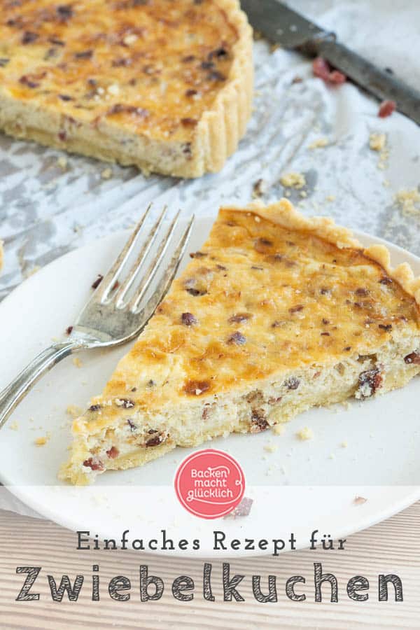 Der Zwiebelkuchen aus Mürbeteig ist super lecker und herzhaft. Das Rezept für den Zwiebelkuchen funktioniert mit Speck oder auch vegetarisch. Einfach genial! #zwiebelkuchen #herbst #zwiebeln #herzhaft #backenmachtglücklich