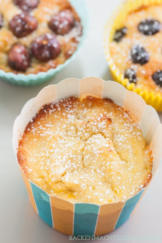 Das Rezept für gesunde Muffins ohne Zucker und Mehl ist nicht nur super lecker, sondern auch ganz einfach und schnell gemacht. Die Low Carb Muffins mit Mandeln und Kokosmehl kommen einfach immer gut an! #muffins #lowcarb #glutenfrei #zuckerfrei #backenmachtglücklich