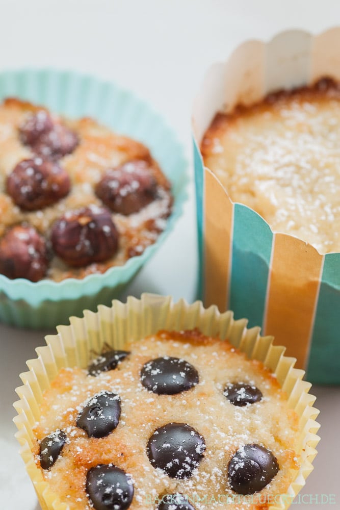 Das Rezept für gesunde Muffins ohne Zucker und Mehl ist nicht nur super lecker, sondern auch ganz einfach und schnell gemacht. Die Low Carb Muffins mit Mandeln und Kokosmehl kommen einfach immer gut an! #muffins #lowcarb #glutenfrei #zuckerfrei #backenmachtglücklich