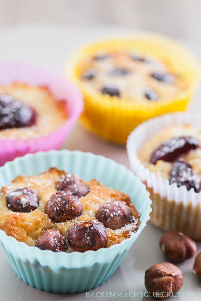 Das Rezept für gesunde Muffins ohne Zucker und Mehl ist nicht nur super lecker, sondern auch ganz einfach und schnell gemacht. Die Low Carb Muffins mit Mandeln und Kokosmehl kommen einfach immer gut an! #muffins #lowcarb #glutenfrei #zuckerfrei #backenmachtglücklich