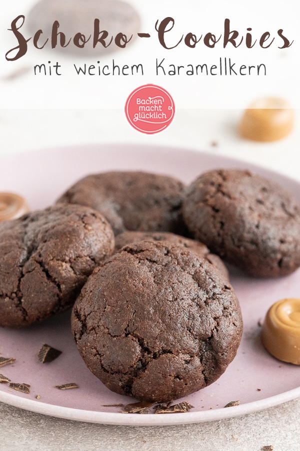 Die super soften Schoko-Cookies mit cremiger Karamellfüllung zergehen nur so auf der Zunge. Mit diesen leckeren Schoko-Karamell-Keksen liegt ihr immer richtig!