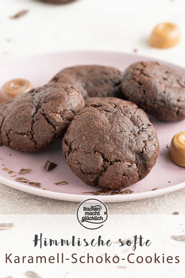 Die super soften Schoko-Cookies mit cremiger Karamellfüllung zergehen nur so auf der Zunge. Mit diesen leckeren Schoko-Karamell-Keksen liegt ihr immer richtig!