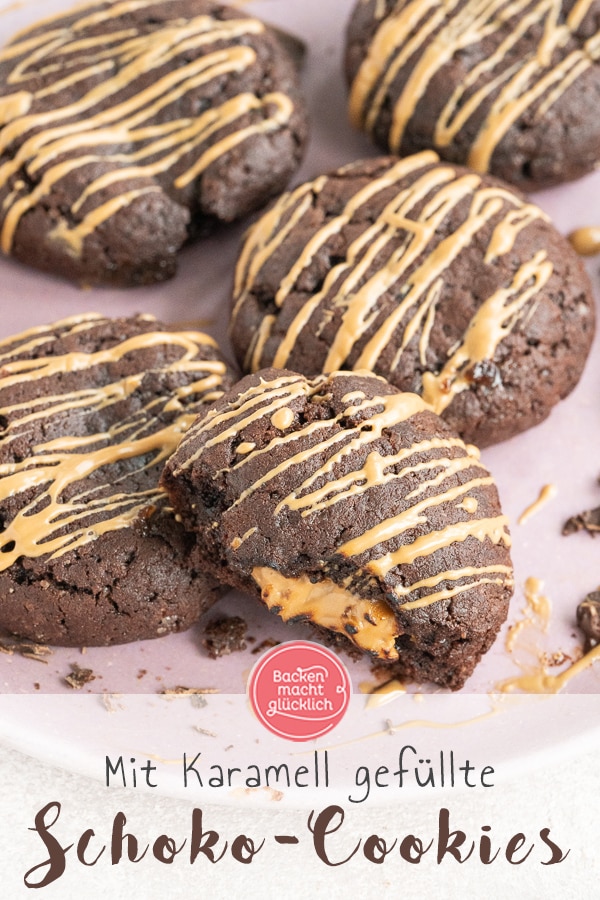 Die super soften Schoko-Cookies mit cremiger Karamellfüllung zergehen nur so auf der Zunge. Mit diesen leckeren Schoko-Karamell-Keksen liegt ihr immer richtig!