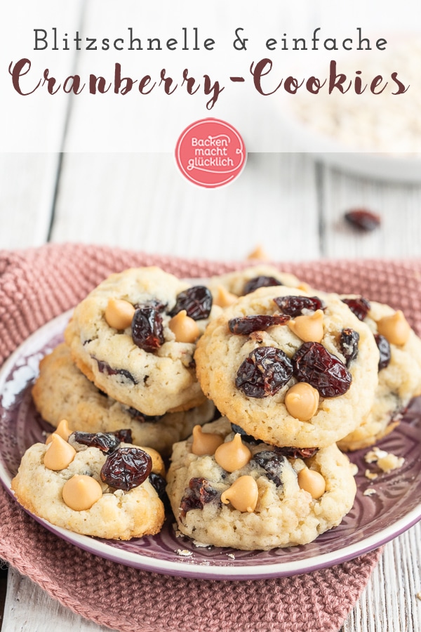 Diese chewy Cranberry-Cookies sind einfach zum Dahinschmelzen: Leckere Haferkekse gemischt mit kleinen Schokostückchen und saftigen Cranberries. Mmmmmmh!