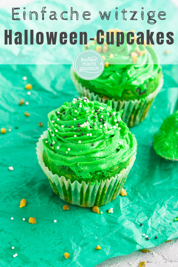 Schaurig-schöne Cupcakes für Halloween, die mit ihren Farben und der tollen Deko nicht nur Kinder begeistern! Mit diesen Cupcake Monstern wird das Halloween-Buffet garantiert ein Hingucker.