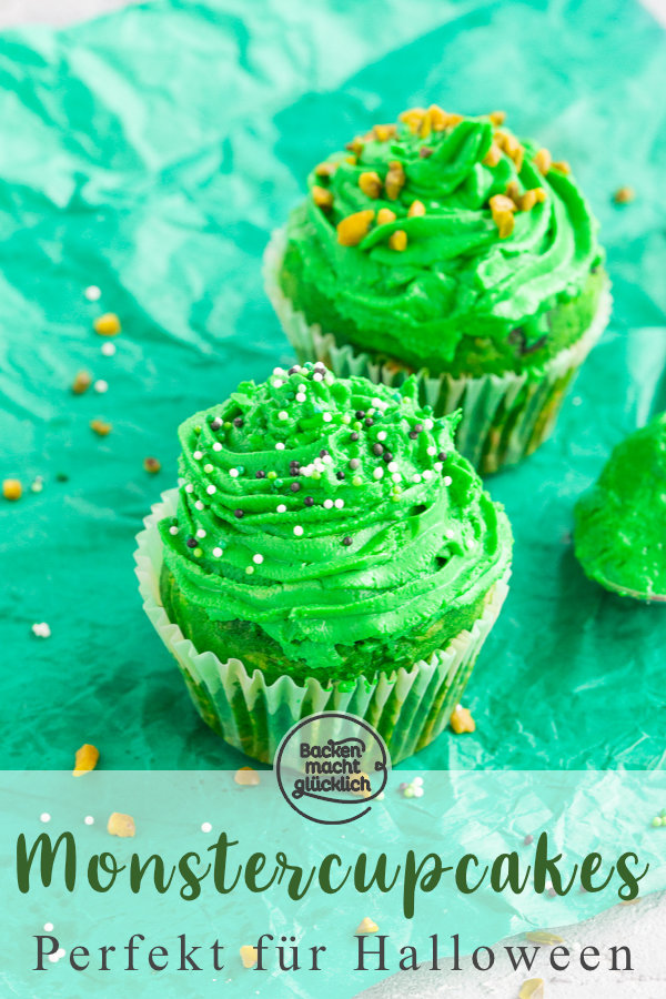 Schaurig-schöne Cupcakes für Halloween, die mit ihren Farben und der tollen Deko nicht nur Kinder begeistern! Mit diesen Cupcake Monstern wird das Halloween-Buffet garantiert ein Hingucker.