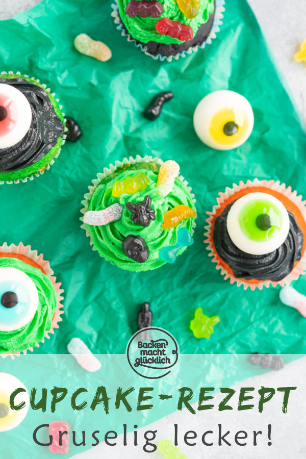 Schaurig-schöne Cupcakes für Halloween, die mit ihren Farben und der tollen Deko nicht nur Kinder begeistern! Mit diesen Cupcake Monstern wird das Halloween-Buffet garantiert ein Hingucker.