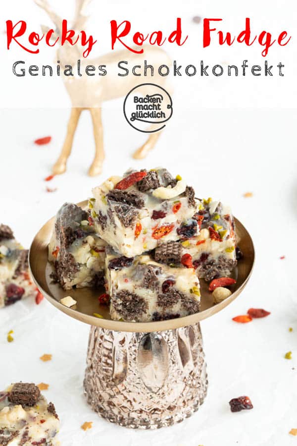 Rocky Road Fudge: Diese Toffee-Happen aus weißer Schokolade, dunklen Knusperwaffeln, Nüssen, Kernen und Trockenfrüchten sind eine köstliche Nascherei (nicht nur) im Winter!