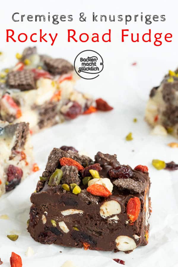 Rocky Road Fudge: Diese Toffee-Happen aus weißer Schokolade, dunklen Knusperwaffeln, Nüssen, Kernen und Trockenfrüchten sind eine köstliche Nascherei (nicht nur) im Winter!