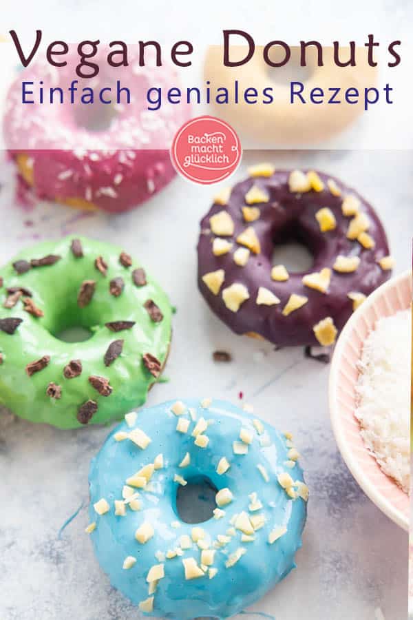 Gesunde Donuts: vegan, zuckerfrei & natürlich gefärbt. Obwohl diese Donuts ohne Eier, Butter, Milch, Lebensmittelfarbe und Zucker auskommen, schmecken sie toll. Ein echter Hingucker und perfekt für jeden, der kalorienarme Donuts backen will