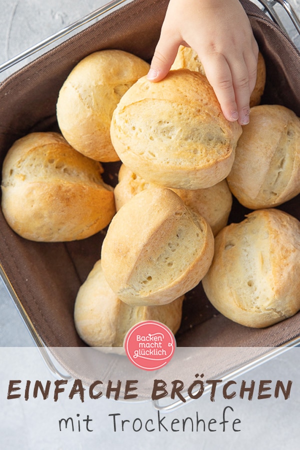 Leckere, frische Brötchen wie vom Bäcker ganz einfach selber machen: Mit diesem einfachen Brötchenrezept ist das Frühstück am Sonntag gerettet!