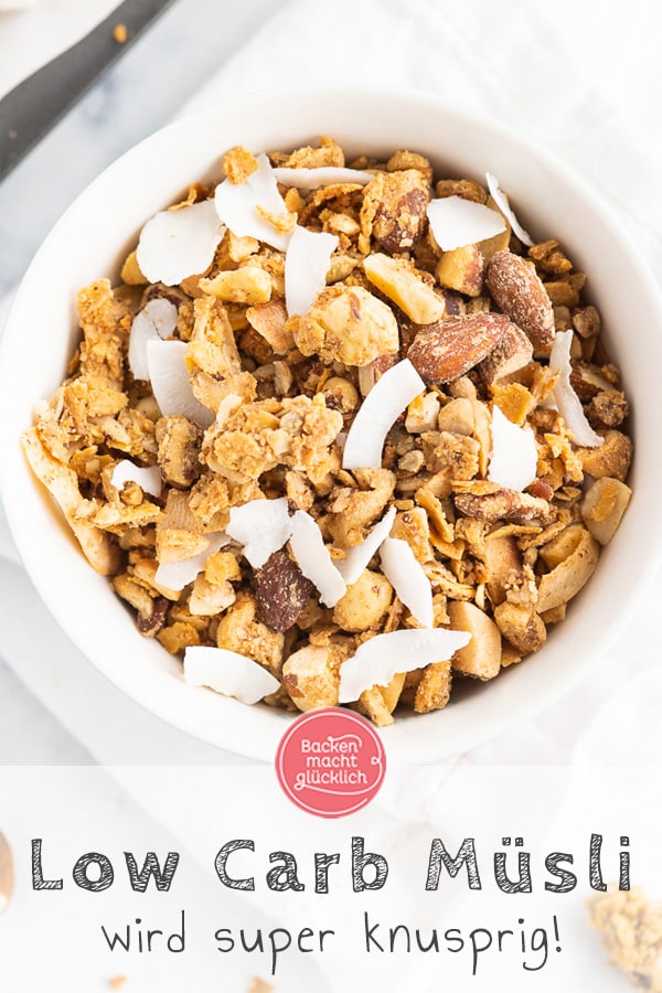 Geniales Low Carb Knuspermüsli ohne Zucker - einfach zu backen, kohlenhydratarm und unheimlich lecker! Gesundes Granola ist der perfekte Start in den Tag.