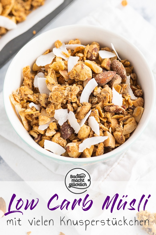 Geniales Low Carb Knuspermüsli ohne Zucker - einfach zu backen, kohlenhydratarm und unheimlich lecker! Gesundes Granola ist der perfekte Start in den Tag.