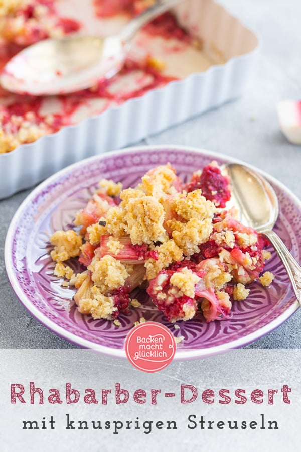 Dieser Crumble mit Rhabarber und Haferflocken sorgt für Frühlingsgefühle! Das Rhabarber-Dessert ist herrlich süß und säuerlich, fruchtig und knusprig zugleich!