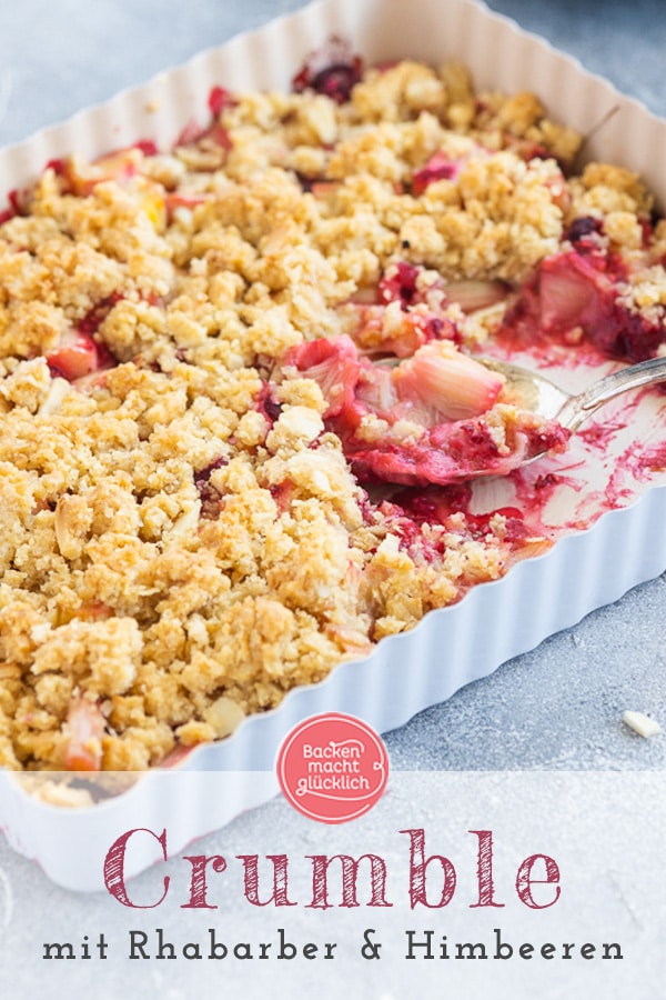 Dieser Crumble mit Rhabarber und Haferflocken sorgt für Frühlingsgefühle! Das Rhabarber-Dessert ist herrlich süß und säuerlich, fruchtig und knusprig zugleich!