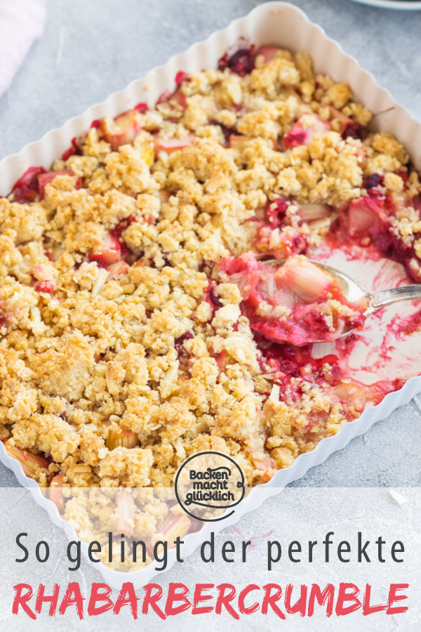 Dieser Crumble mit Rhabarber und Haferflocken sorgt für Frühlingsgefühle! Das Rhabarber-Dessert ist herrlich süß und säuerlich, fruchtig und knusprig zugleich!