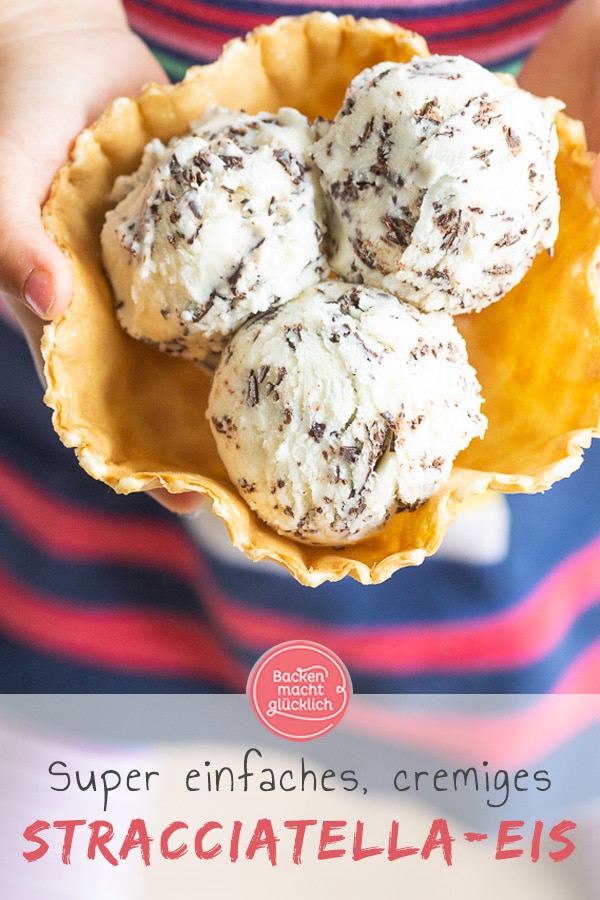 Ich liebe Stracciatella-Eis! Mit diesem einfachen Rezept könnt ihr leckere Stracciatella-Eiscreme ganz einfach Zuhause selber machen. Schmeckt wie aus der Eisdiele!