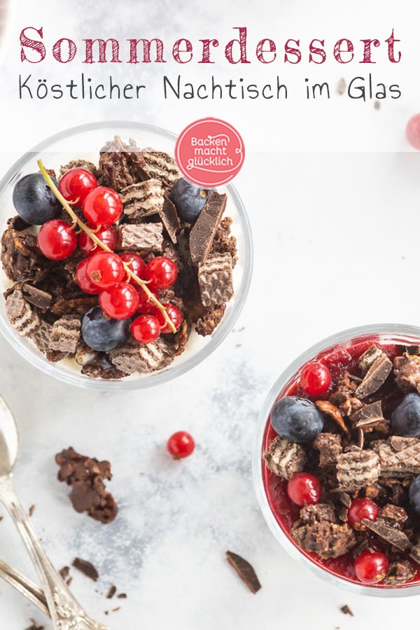 Einfaches, sommerliches Knusper-Dessert im Glas. Er ist fruchtig und schokoladig, cremig und crunchy zugleich: Dieser tolle einfache Sommer-Nachtisch macht richtig was her!