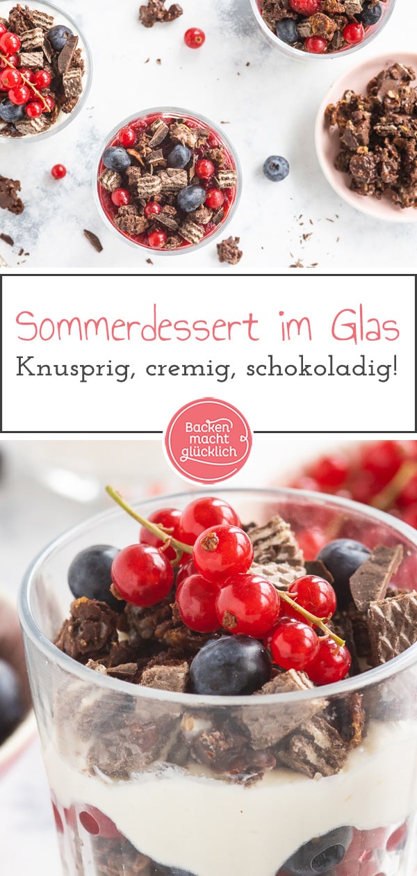 Einfaches, sommerliches Knusper-Dessert im Glas. Er ist fruchtig und schokoladig, cremig und crunchy zugleich: Dieser tolle einfache Sommer-Nachtisch macht richtig was her!