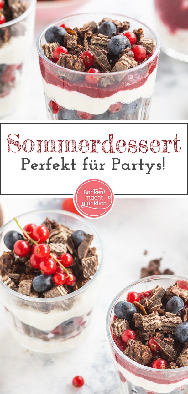 Einfaches, sommerliches Knusper-Dessert im Glas. Er ist fruchtig und schokoladig, cremig und crunchy zugleich: Dieser tolle einfache Sommer-Nachtisch macht richtig was her!