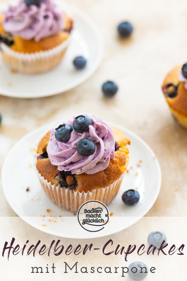 Saftiger Rührteig, cremiges Topping und viele leckere Blaubeeren: Diese Cupcakes sind einfach köstlich! Das Rezept für Mini-Törtchen mit Heidelbeeren ist dazu ziemlich einfach zu machen.