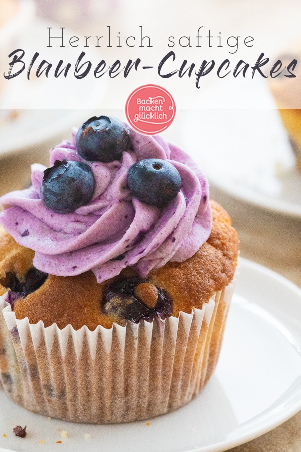 Saftiger Rührteig, cremiges Topping und viele leckere Blaubeeren: Diese Cupcakes sind einfach köstlich! Das Rezept für Mini-Törtchen mit Heidelbeeren ist dazu ziemlich einfach zu machen.