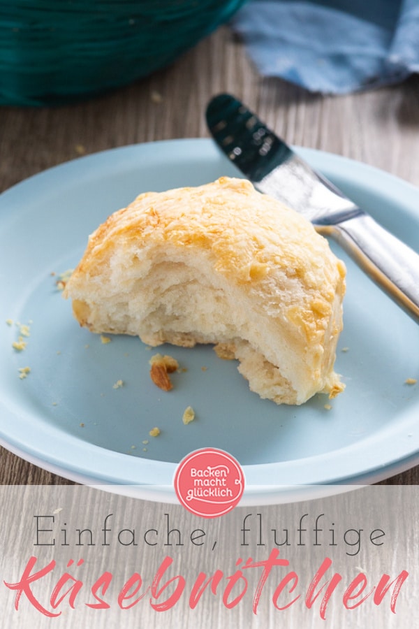 Diese mit Käse überbackenen Brötchen werden herrlich weich und fluffig. Die Käse-Brötchen sind besser als vom Bäcker!